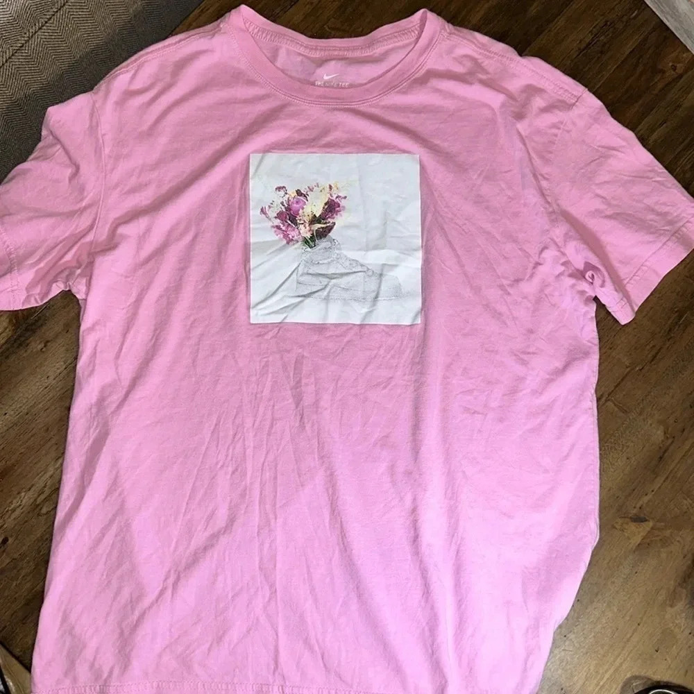 Nike medium pink short sleeve graphic flower floral shoe tshirt